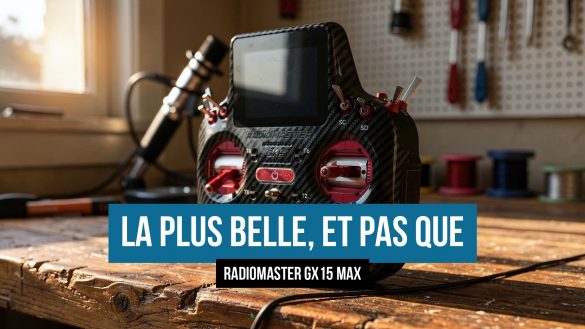 La RadioMaster GX15 MAX posée sur un établi d'atelier, écran tactile et gimbals AG02 rouges visibles